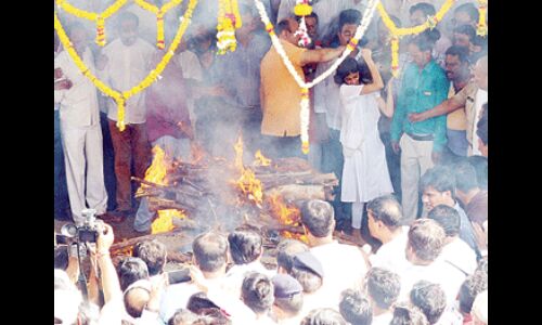 पंचतत्व में विलीन हुए भय्यूजी महाराज, बेटी ने दी मुखाग्नि पंचतत्व में विलीन हुए भय्यूजी महाराज, बेटी ने दी मुखाग्नि