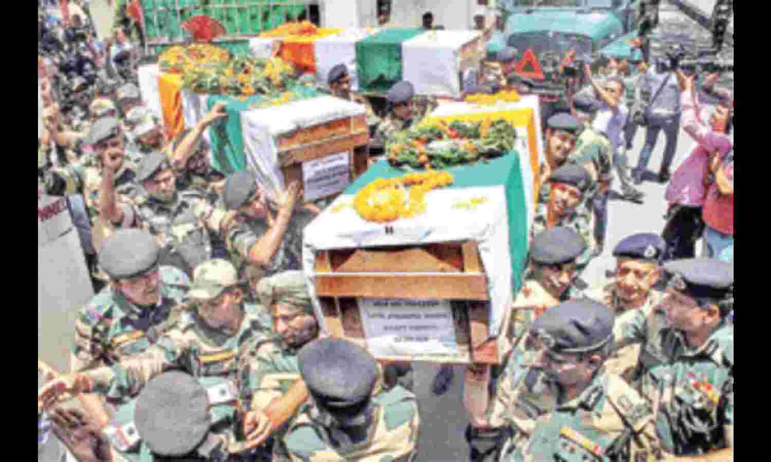 सीमा पार से हुई गोलीबारी में सहायक कमांडेंट सहित सीमा सुरक्षा बल के चार जवान शहीद सीमा पार से हुई गोलीबारी में सहायक कमांडेंट सहित सीमा सुरक्षा बल के चार जवान शहीद