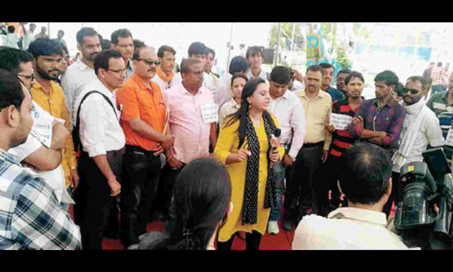 फिर नीलम पार्क में आ जमे गुस्साए संविदा कर्मचारी फिर नीलम पार्क में आ जमे गुस्साए संविदा कर्मचारी