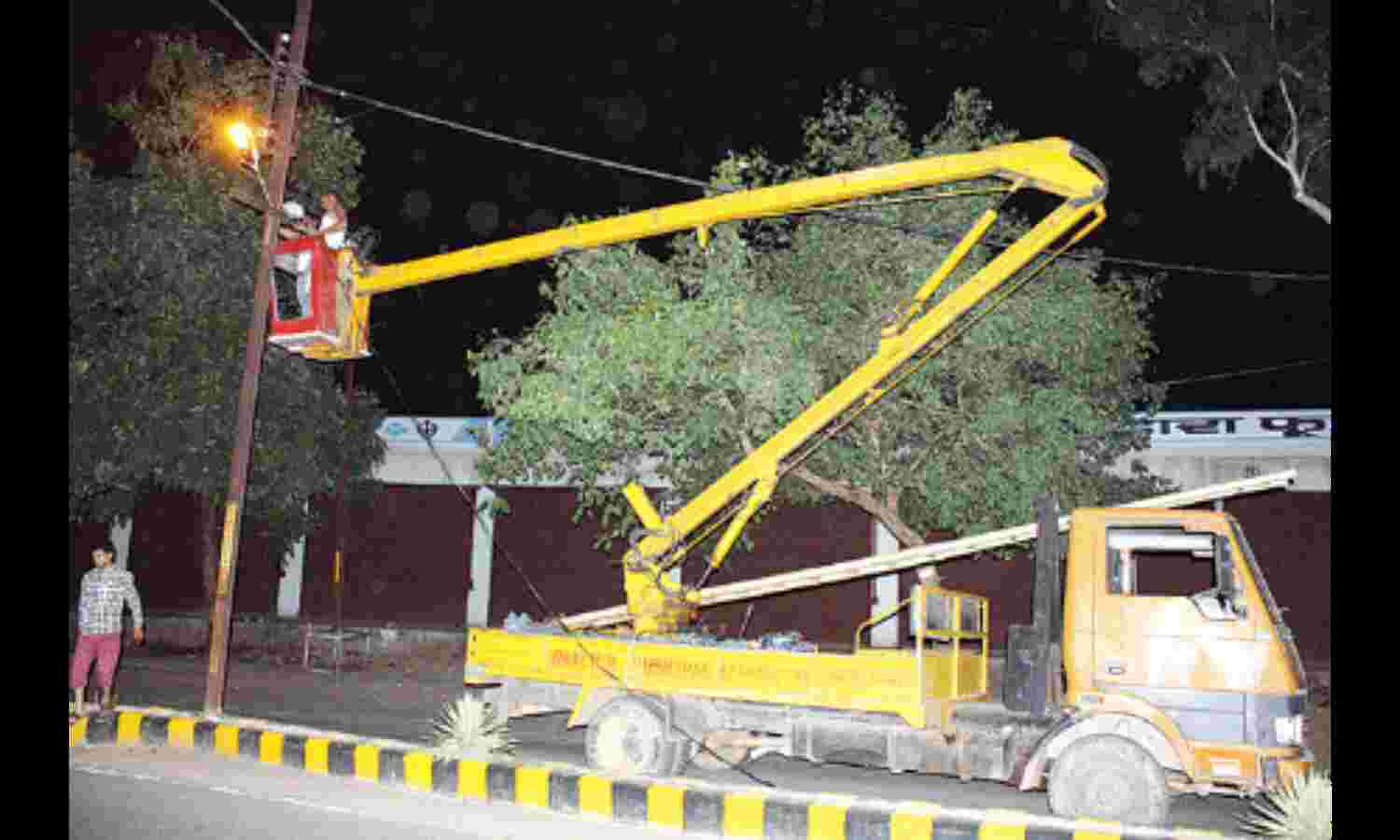 ठेकेदार के लिए रात भर लगी रही निगम की गाड़ी ठेकेदार के लिए रात भर लगी रही निगम की गाड़ी