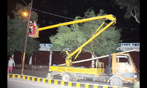 ठेकेदार के लिए रात भर लगी रही निगम की गाड़ी