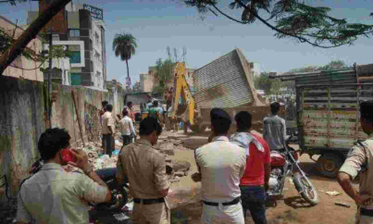 भारी पुलिस बल की मौजूदगी में पुरानी जज्जी में फिर चली जेसीबी, हटाई गुमठियां