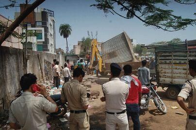 भारी पुलिस बल की मौजूदगी में पुरानी जज्जी में फिर चली जेसीबी, हटाई गुमठियां