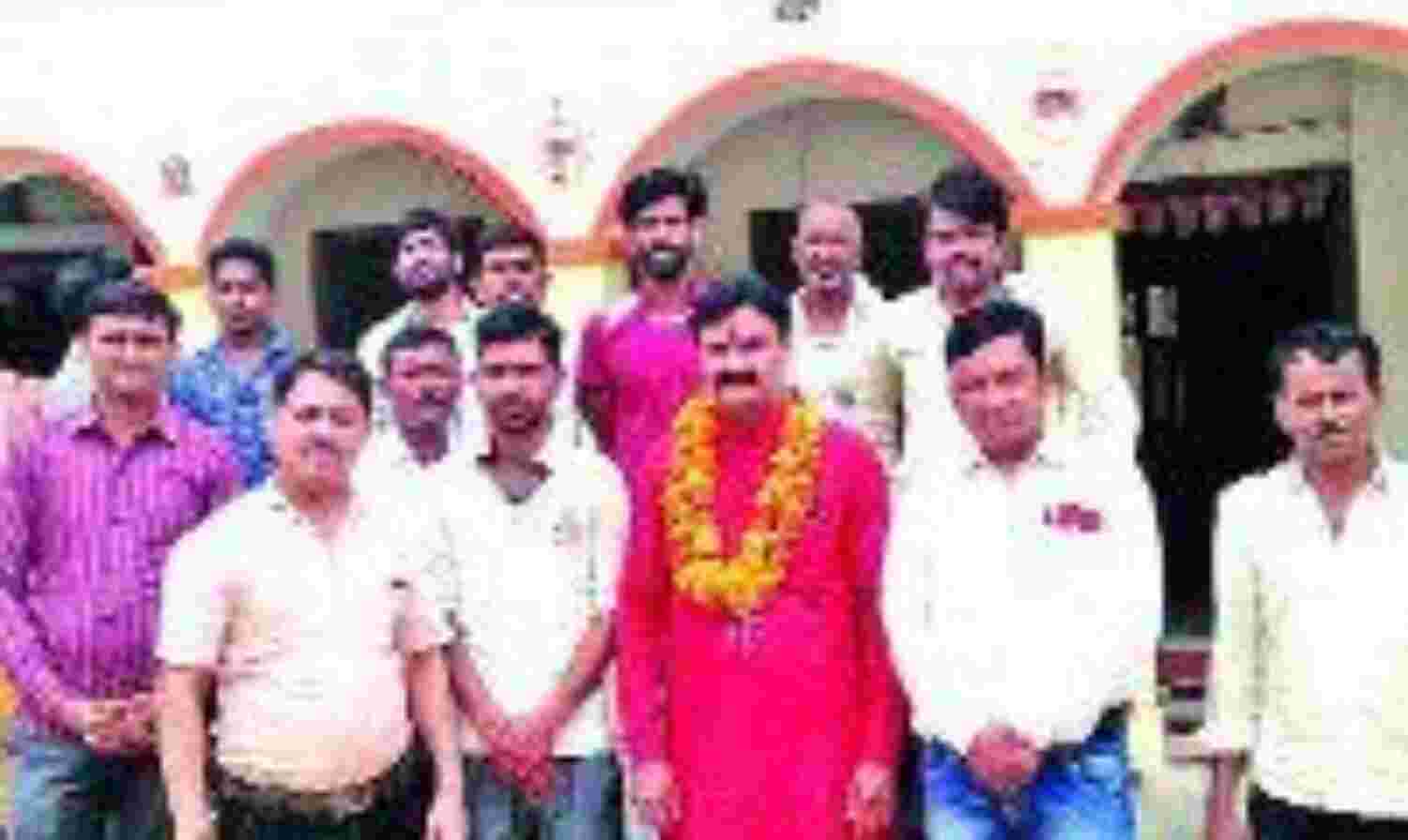 वरिष्ठ पार्षद बनने पर फल-मालाओं से स्वागत