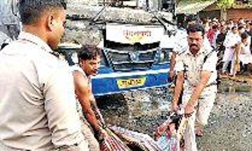 अटेर रोड पर बस ने महिला को कुचला