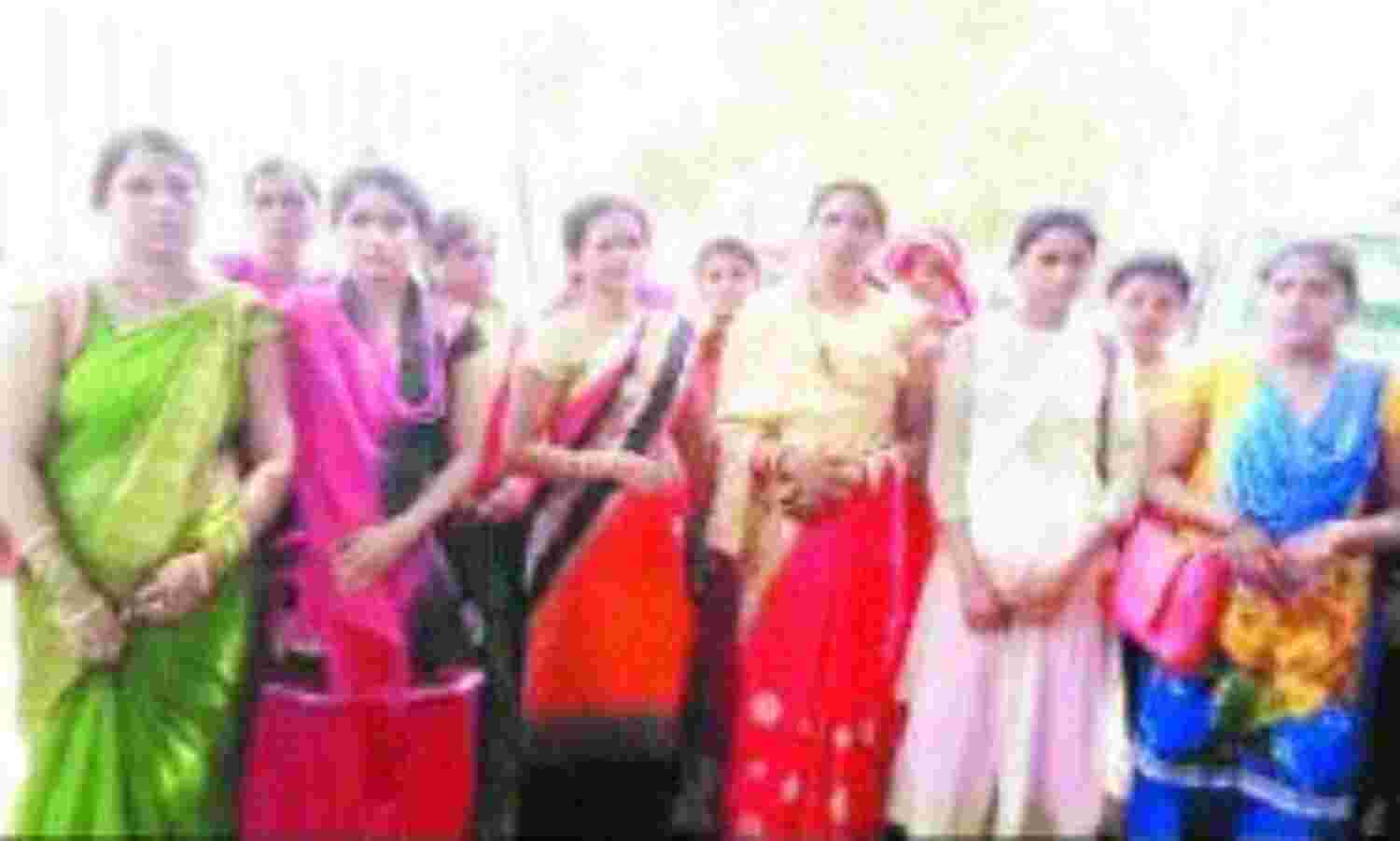 बारात की बस में जबरन घुसने से रोकने पर किया पथराव, सवारियों को पीटा