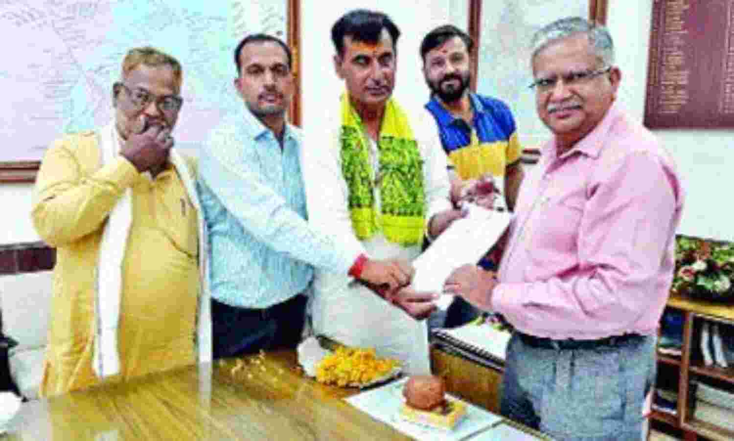 रेलवे स्टेशन पर मूलभूत सुविधाओं हेतु डीआरएम को ज्ञापन सौंपा