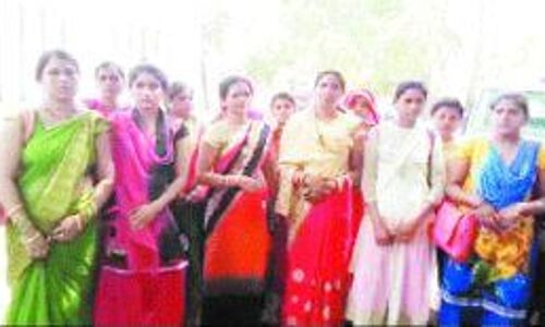 बारात की बस में जबरन घुसने से रोकने पर किया पथराव, सवारियों को पीटा