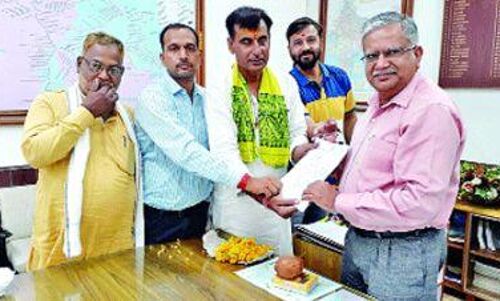 रेलवे स्टेशन पर मूलभूत सुविधाओं हेतु डीआरएम को ज्ञापन सौंपा