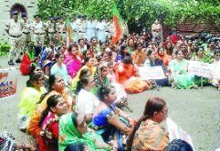 भाजपा महिला मोर्चा ने नेता प्रतिपक्ष अजय सिंह के घर का किया घेराव