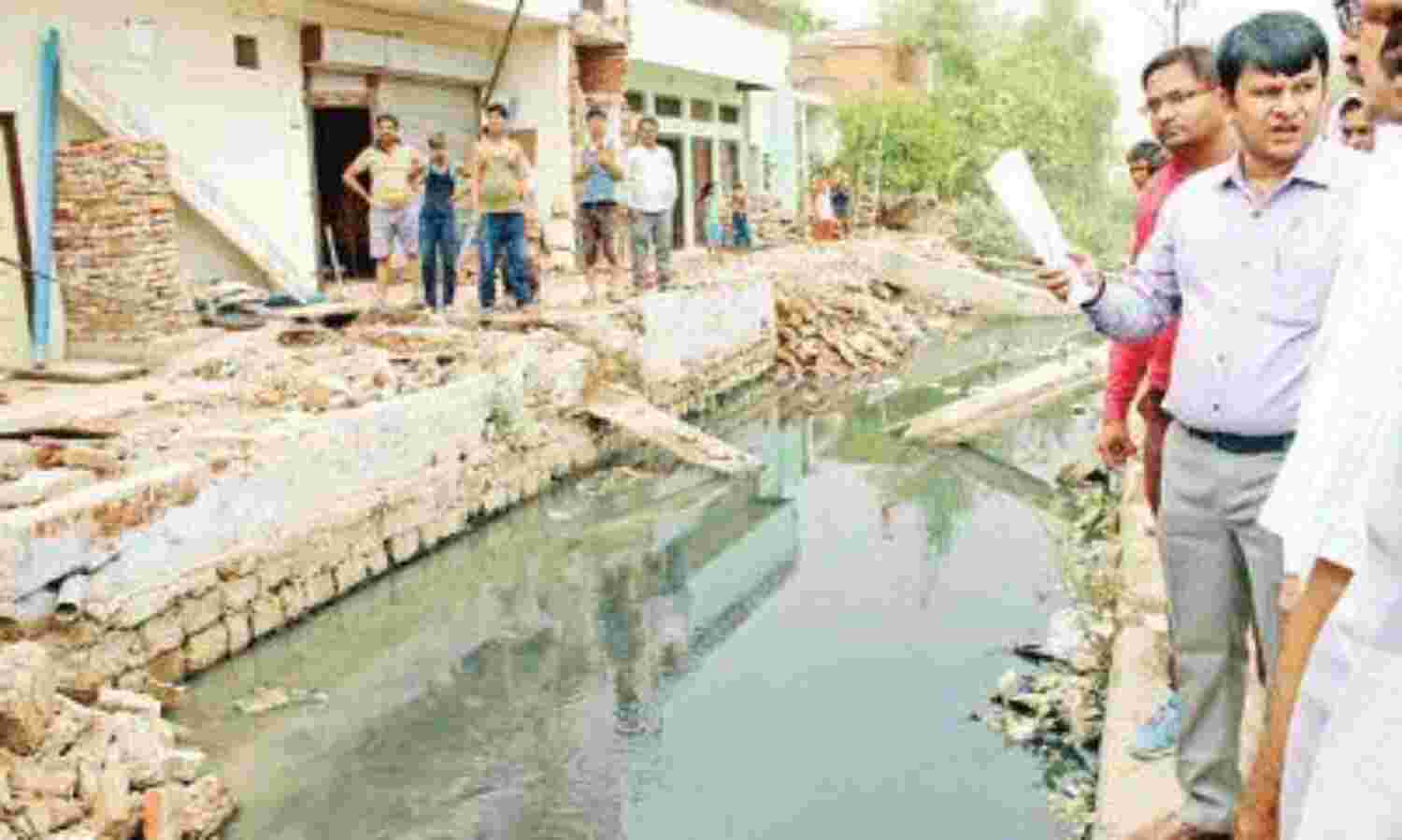 जिलाधीश ने किया शहर में चल रहे निर्माण कार्यो का निरीक्षण