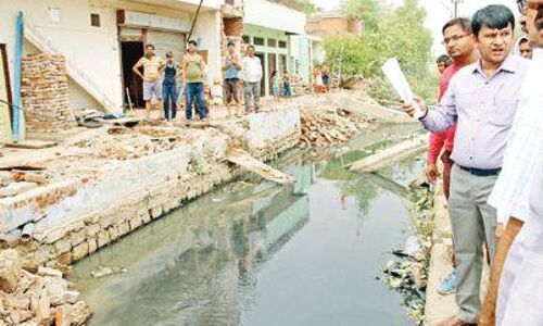 जिलाधीश ने किया शहर में चल रहे निर्माण कार्यो का निरीक्षण