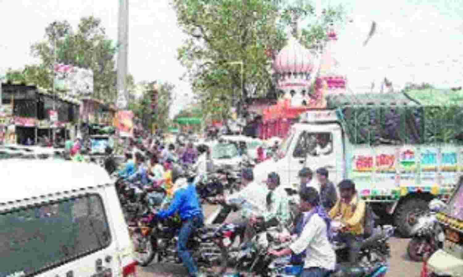 चौराहे पर नहीं सुधर रहा यातायात