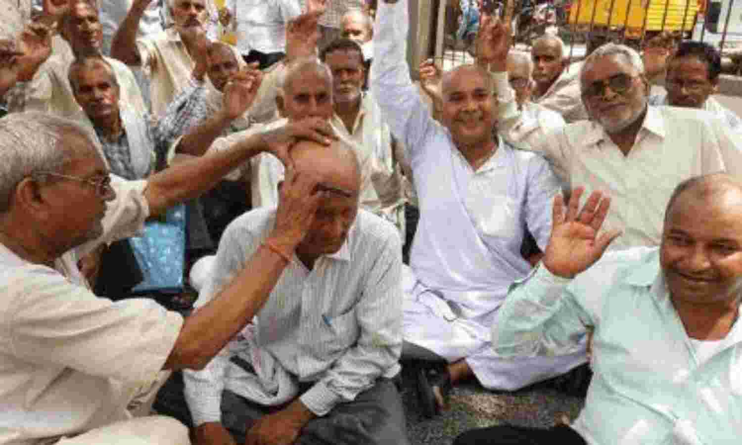 मांगों के समर्थन में पेंशनर्स ने कराया सामूहिक मुंडन