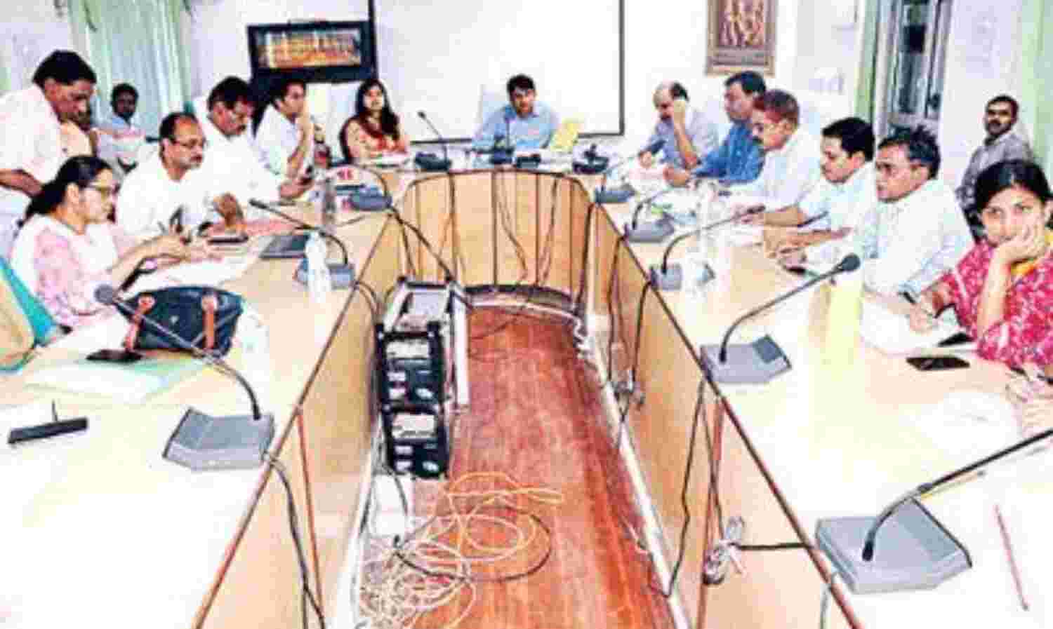 दस माह से लंबित शिकायतों का अधिकारी दो दिन में कराएं निराकरण