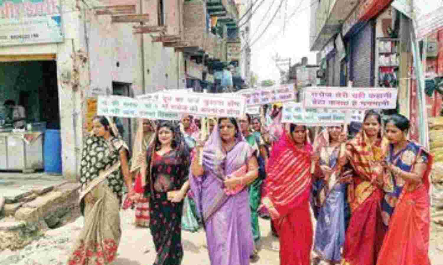 अपनी मां को प्रताडि़त करने वाले प्रदेश की महिलाओं का क्या भला करेंगे