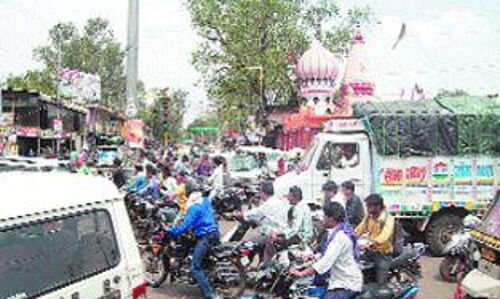 चौराहे पर नहीं सुधर रहा यातायात