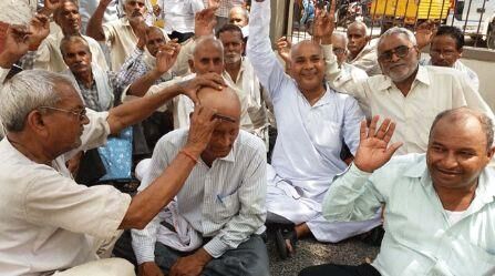 मांगों के समर्थन में पेंशनर्स ने कराया सामूहिक मुंडन