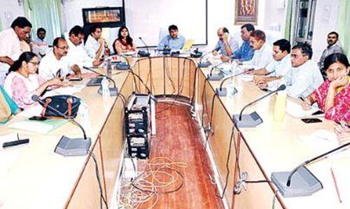 दस माह से लंबित शिकायतों का अधिकारी दो दिन में कराएं निराकरण