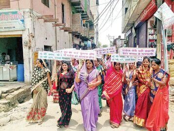 अपनी मां को प्रताडि़त करने वाले प्रदेश की महिलाओं का क्या भला करेंगे