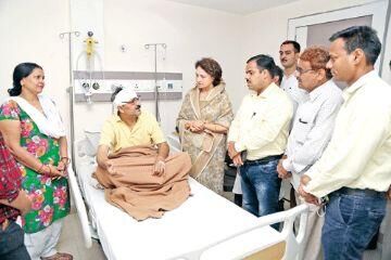 घायल अभिभाषकों को देखने अस्पताल पहुंचीं मंत्री माया सिंह