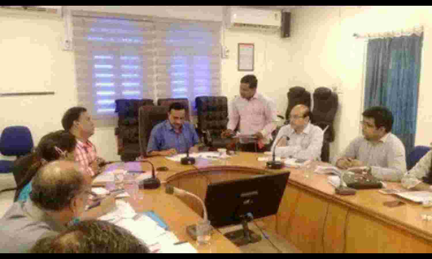 निर्वाचन दायित्‍वों को गंभीरता से समय सीमा में पूरा करें अधिकारी : कलेक्‍टर