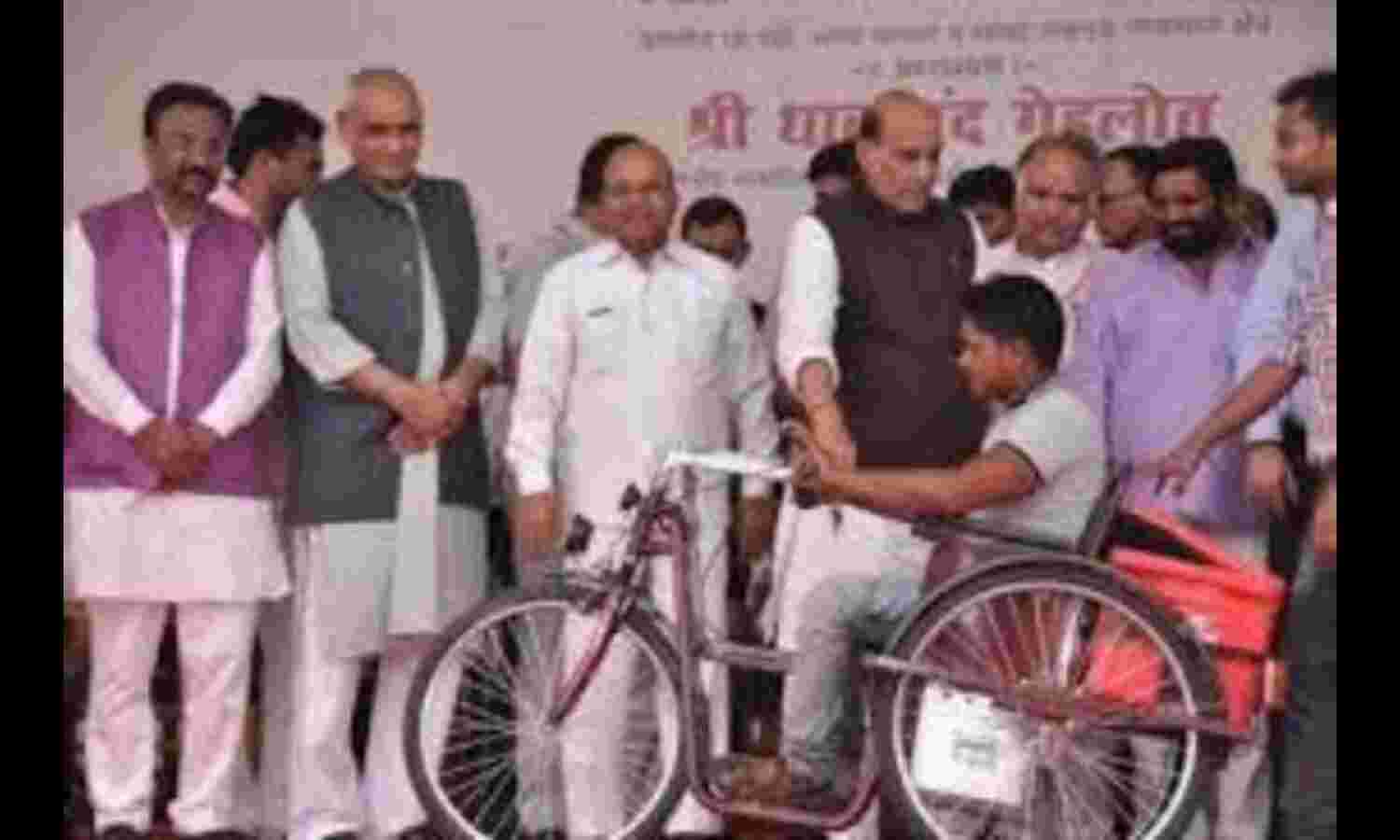 केन्‍द्रीय मंत्री गहलोत ने दिव्यांगों को बांटे उपकरण