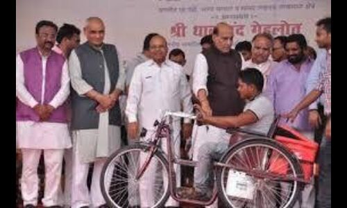 केन्‍द्रीय मंत्री गहलोत ने दिव्यांगों को बांटे उपकरण
