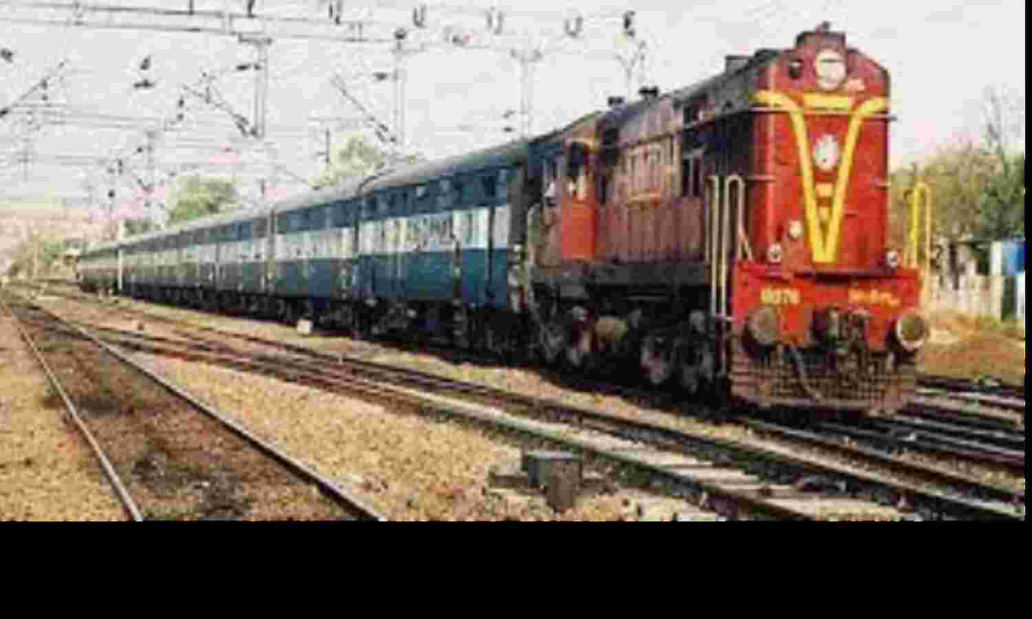 यात्री और रेलकर्मी की सतर्कता से टला हादसा, फ्रैक्चर से पहले रोकी गई ट्रेन