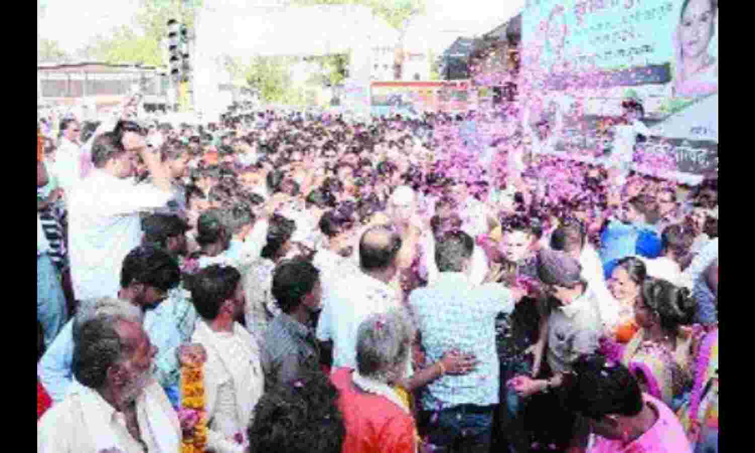 हनुमान चौराहे पर सिक्कों से तौला, गदा भेंट की