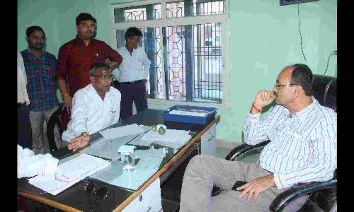 समग्र आईडी बनवाने आए लोगों का कर्मचारियों से विवाद