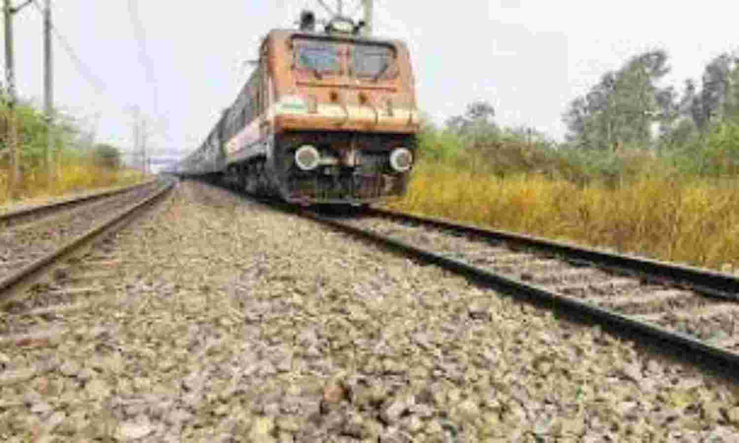 आई लव यू मम्मी पापा... और रेल के आगे कूद कर दी जान पत्नी से प्यार में धोखा खाने का संदेह