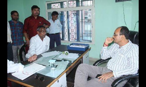 समग्र आईडी बनवाने आए लोगों का कर्मचारियों से विवाद