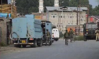 जम्मू-कश्मीर के कुलगाम में एनकाउंटर में तीन आतंकी ढेर, भारी मात्रा में हथियार बरामद