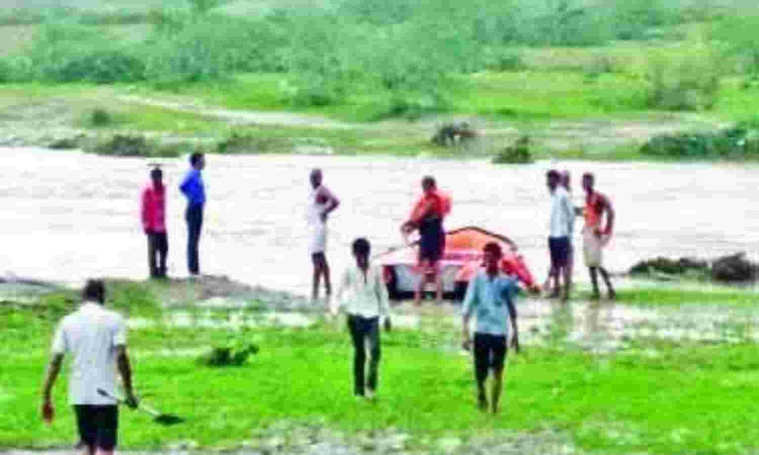 श्योपुर में टापू पर फंसे पांच ग्रामीणों को रेस्क्यू कर बचाया