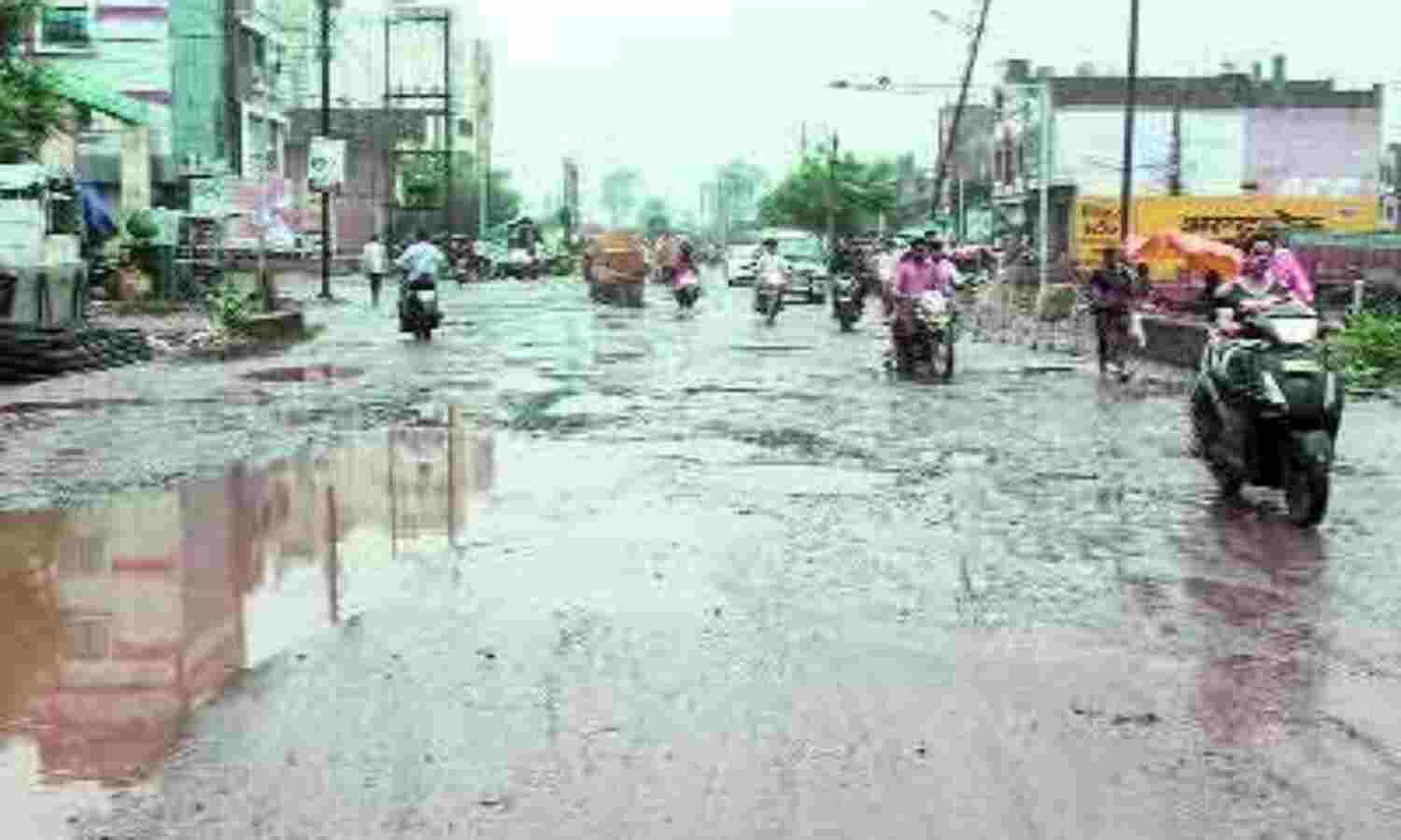 सड़कों में गड्ढे या गड्ढों में सड़क गुना वायपास के हालात बिगड़े