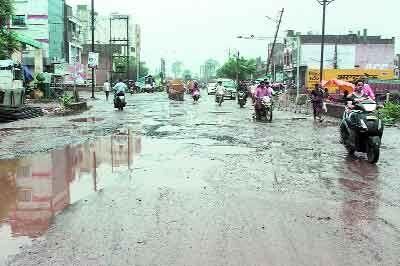 सड़कों में गड्ढे या गड्ढों में सड़क गुना वायपास के हालात बिगड़े