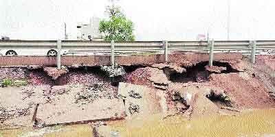 बारिश ने खोली फ्लाईओवर में इस्तेमाल मानकों की पोल बारिश ने खोली फ्लाईओवर में इस्तेमाल मानकों की पोल