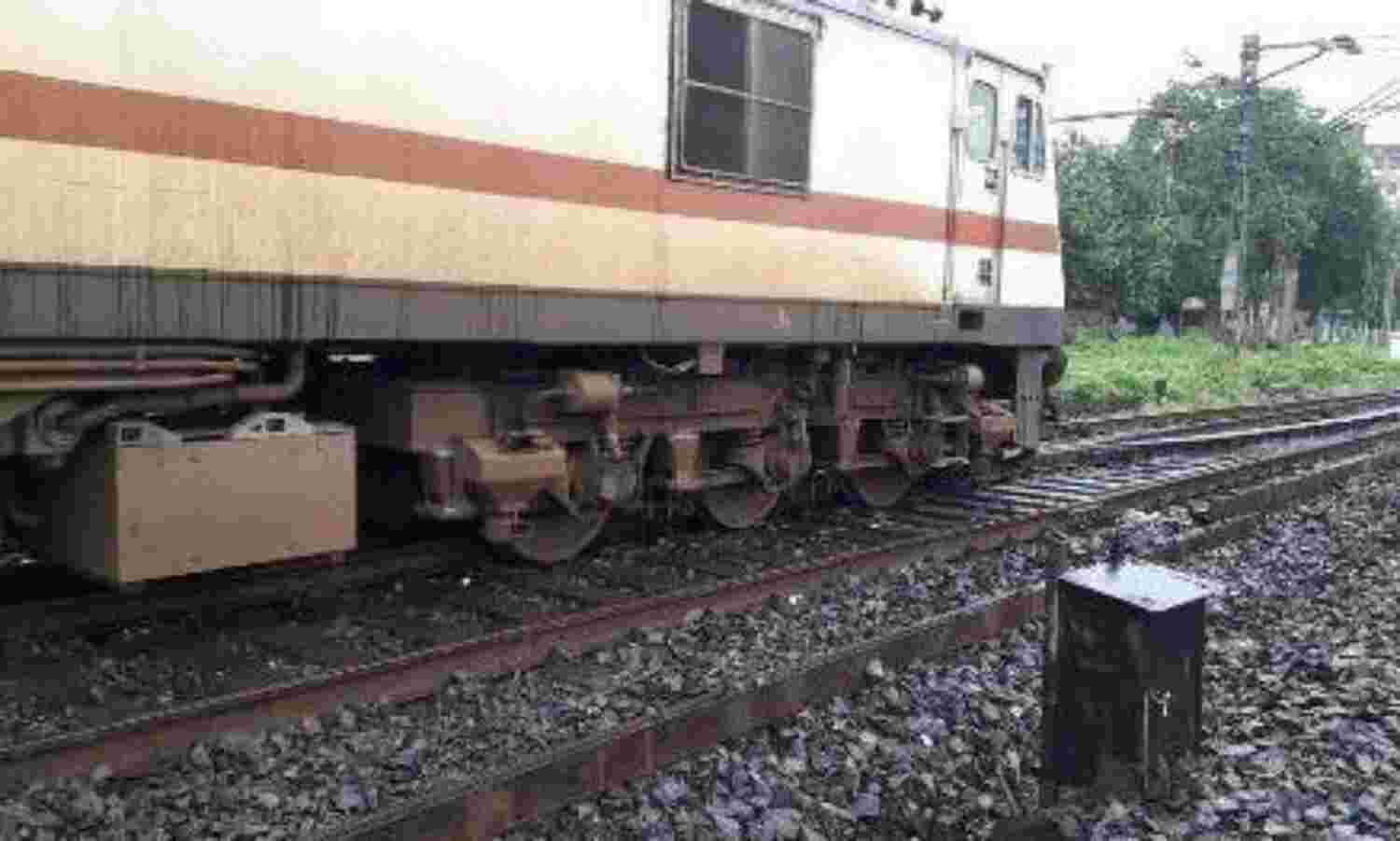 हावड़ा प्लेटफार्म पर इस्पात एक्सप्रेस हुई बेपटरी, यातायात प्रभावित