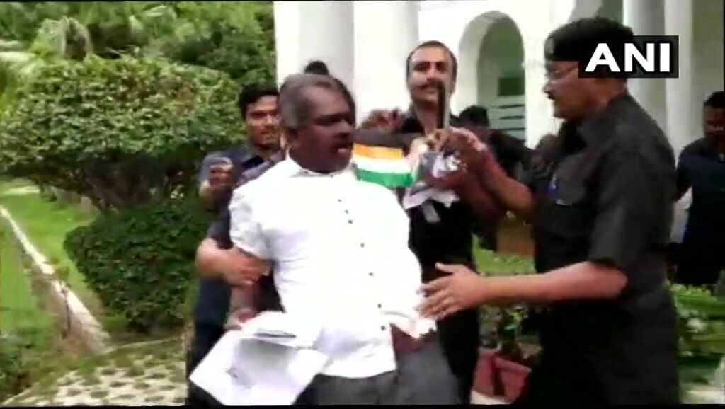 दिल्ली : केरला हाउस में चाकू लेकर घुसा व्यक्ति पकड़ा