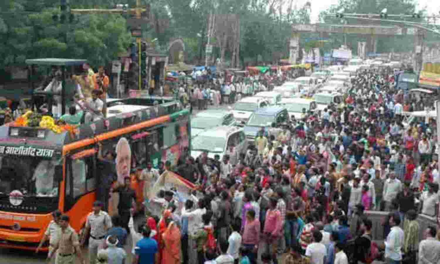 हाथ जोड़कर शिवराज ने मांगा जीत का आशीर्वाद जन समूह ने भी हाथ उठाकर कहा, हम देंगे