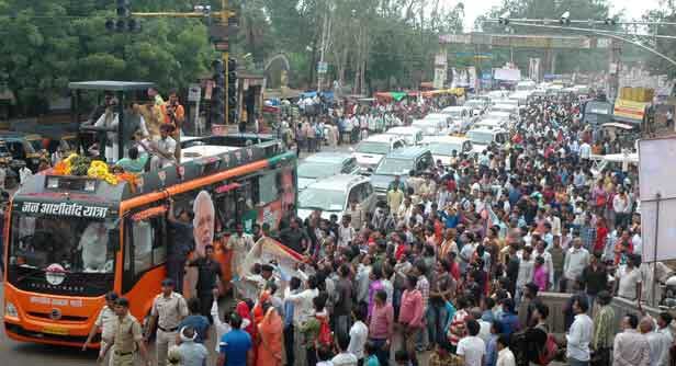 हाथ जोड़कर शिवराज ने मांगा जीत का आशीर्वाद जन समूह ने भी हाथ उठाकर कहा, हम देंगे