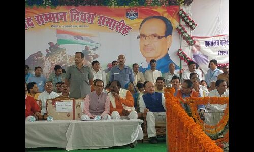 स्कूलों में लगाएं शहीदों के चित्र और लिखी जाएँ उनकी वीर गाथाएं : शिवराज सिंह