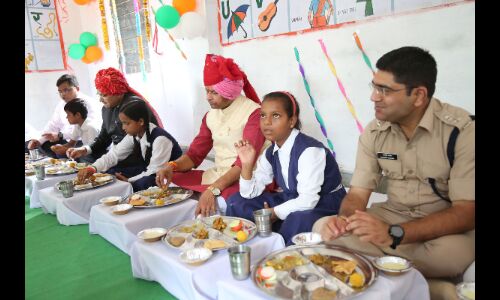 मंत्री श्री पवैया ने डीआरपी लाइन स्कूल में बच्चों के साथ किया विशेष भोज