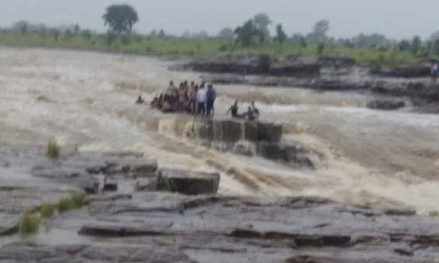 बाढ़ में फंसे लोगों की जिंदगी बचाने वालों को देंगे 5-5 लाख सम्मान निधि : शिवराज