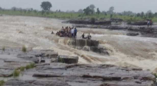 बाढ़ में फंसे लोगों की जिंदगी बचाने वालों को देंगे 5-5 लाख सम्मान निधि : शिवराज