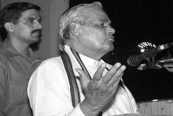 अटलजी जी ने कहा था- न इधर झुकेंगे न उधर झुकेंगे, दोनों मेरी तरफ झुकेंगे