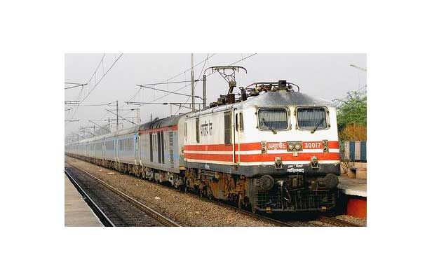 शताब्दी से टकराये मासूम की मौत, रेलवे लाइन पार करते समय हुआ हादसा शताब्दी से टकराये मासूम की मौत, रेलवे लाइन पार करते समय हुआ हादसा