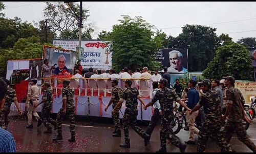 अपने लाड़ले सपूत को पुष्पांजलि देने उमड़ा ग्वालियर, अटल जी अमर रहें से गूंजा आसमान अपने लाड़ले सपूत को पुष्पांजलि देने उमड़ा ग्वालियर, अटल जी अमर रहें से गूंजा आसमान