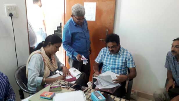 लोकायुक्त छापा : महिला एवं बाल विकास विभाग का क्लर्क निकला करोड़पति लोकायुक्त छापा : महिला एवं बाल विकास विभाग का क्लर्क निकला करोड़पति